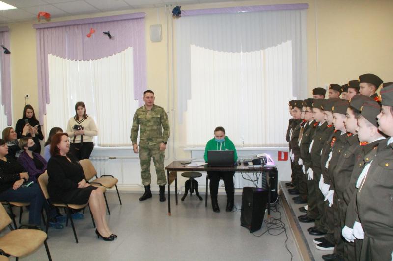 В Оренбурге представители Росгвардии приняли участие в церемонии посвящения школьников в кадеты