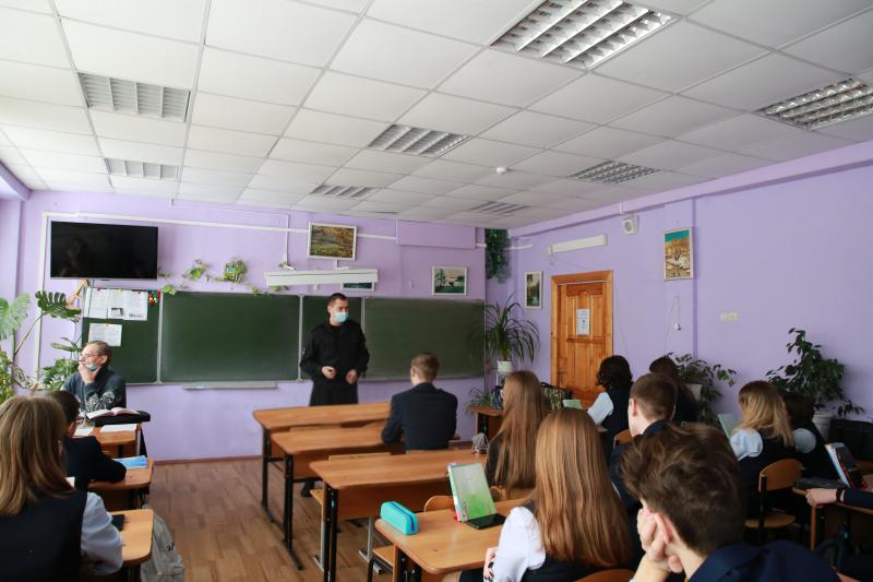 В Саранске офицер ОМОН Росгвардии провел урок в 32 школе
