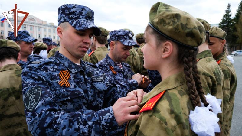 В Йошкар-Оле кадетам Росгвардии - участникам Парада Победы 2022 года вручили знаки отличия