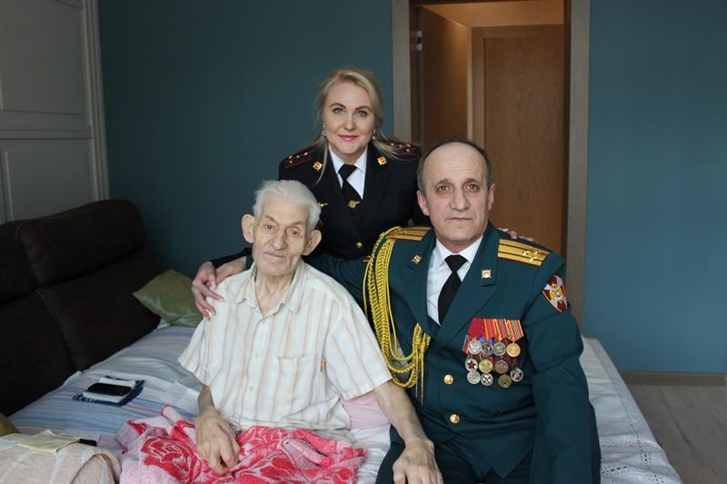 В Челябинске сотрудники Росгвардии поздравили ветерана войны с Днем Победы