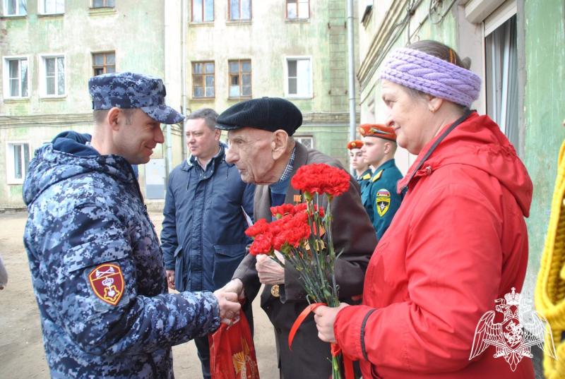 В Кирове сотрудники Росгвардии поздравили с наступающим Днем Победы ветерана Великой Отечественной войны
