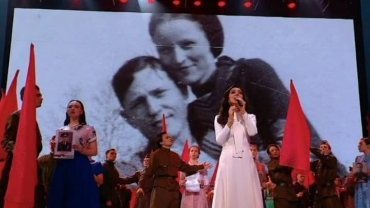На концерте ко Дню Победы в Кремле показали фото Бонни и Клайда