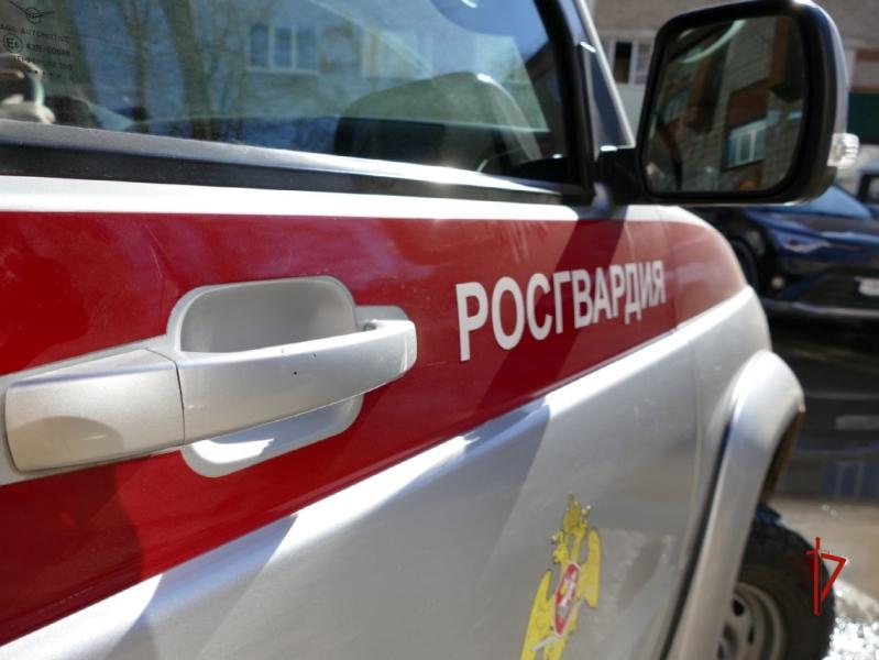 В Томске сотрудники Управления вневедомственной охраны Росгвардии задержали правонарушителя, который проник в складское помещение завода и попытался похитить медный кабель.