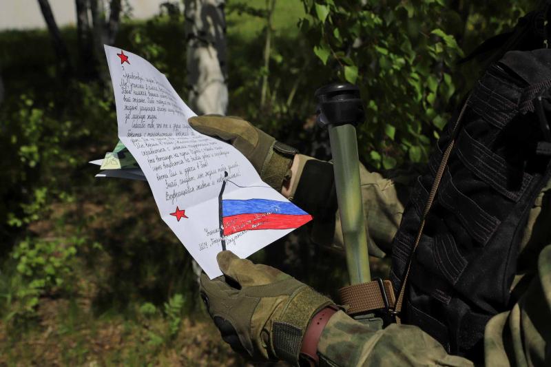 Сотрудники Росгвардии, участвующие в специальной военной операции, получили письма и рисунки от рязанских школьников