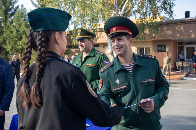 Офицеры Росгвардии поздравили с посвящением в кадеты воспитанников учебного заведения в Екатеринбурге