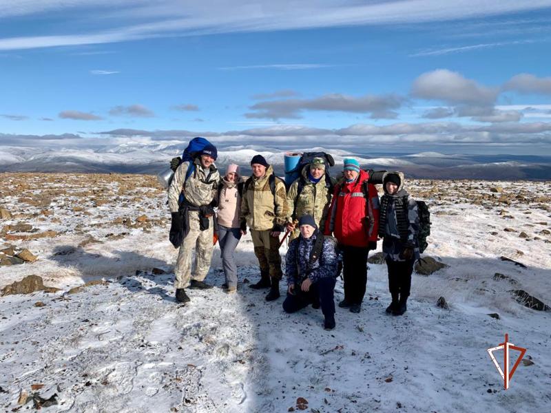 Росгвардейцы совершили восхождение на горную вершину Рай Из на Ямале в честь 70-летнего юбилея вневедомственной охраны