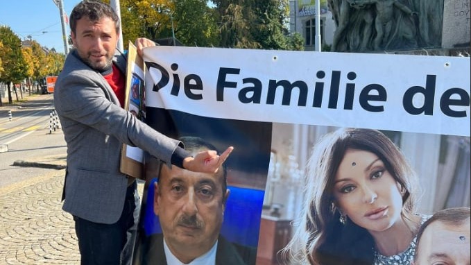 «Алиев — террорист»: азербайджанские блогеры провели акцию протеста в Швейцарии