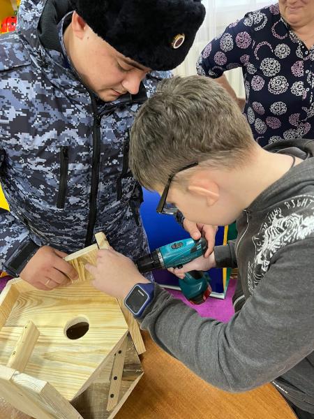 В Новосибирской области сотрудники Росгвардии провели для детей мастер- класс по изготовлению скворечников