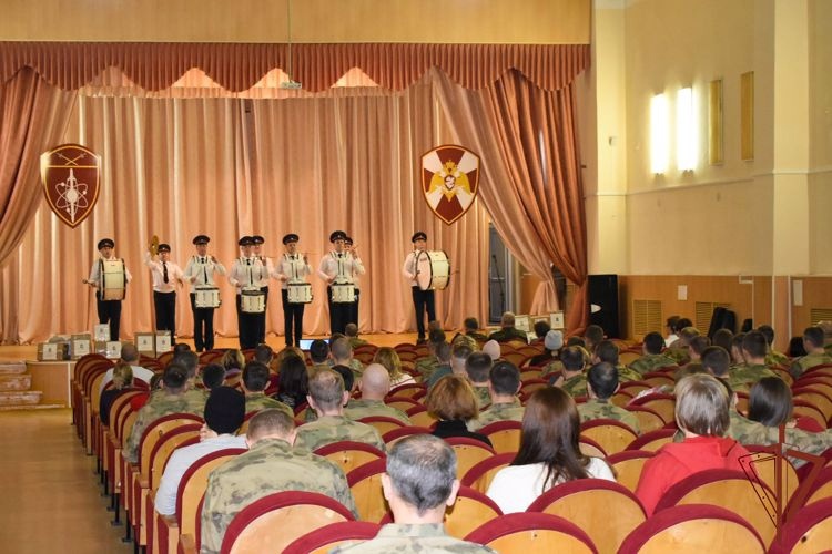 Военный оркестр Росгвардии выступил перед мобилизованными уральцами