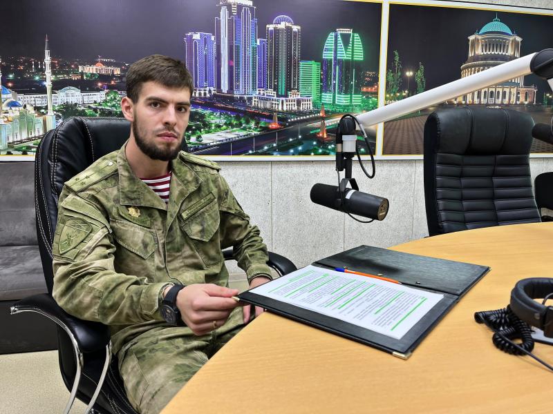 В Грозном в рамках рубрики «В эфире Росгвардия» радиослушателям рассказали о войсках РХБ защиты.