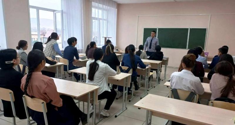 Сотрудники УИИ УФСИН России по Республике Тыва провели встречи с учащимися общеобразовательных школ.
