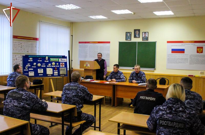 Ветеран вневедомственной охраны провел тематическое занятие для сотрудников Росгвардии, посвященное Дню Конституции РФ