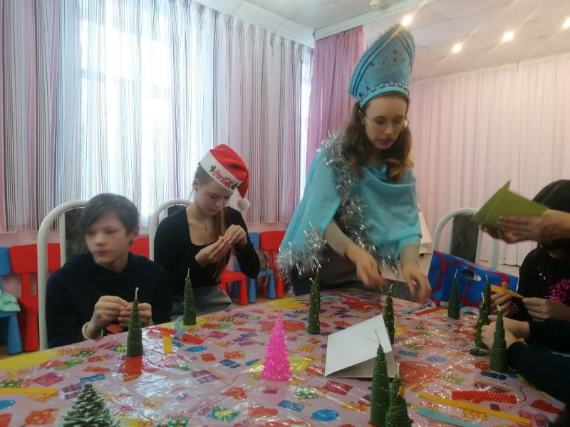 Волонтеры научили детей из приюта делать елочки-свечки из вощины