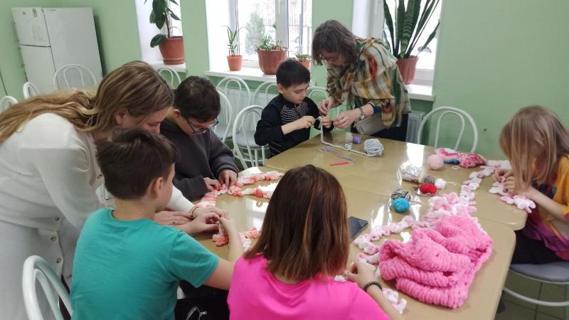 Волонтеры создали творческую атмосферу на мастер-классах для воспитанников Центра социальной помощи семье и детям