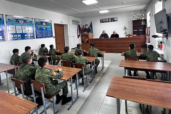 Сотрудники ОСН Дагестанского УФСИН провели урок мужества для воспитанников кадетского корпуса