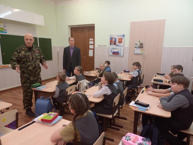 Ветераны Росгвардии провели встречи на военно-патриотическую тематику с кировскими школьниками