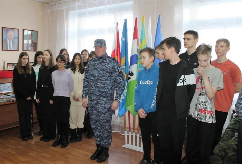 В Новосибирской области сотрудники Росгвардии в преддверии Дня войск национальной гвардии РФ провели встречу со школьниками