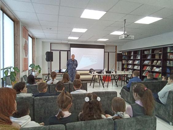 В Ульяновске сотрудники Росгвардии провели патриотическое занятие для школьников