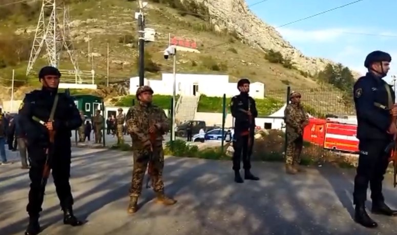 Азербайджанцы сегодня не разрешили русским миротворцам проехать по Лачинскому коридору - глава Антикриазисного совета Нагорного Карабаха