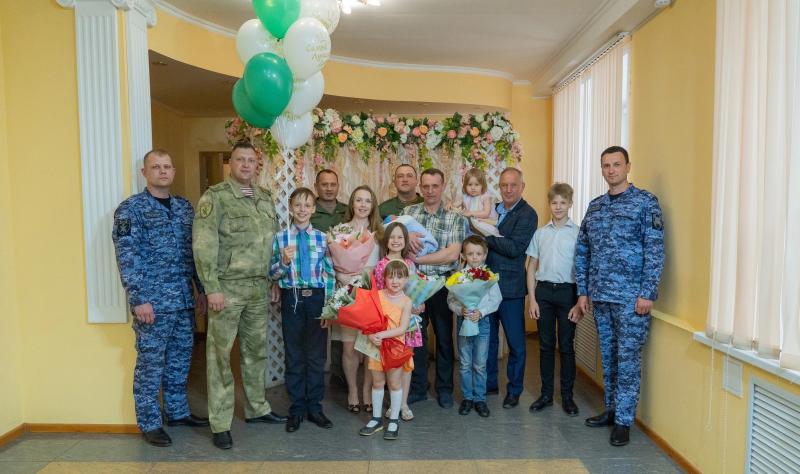 Военнослужащего Управления Росгвардии по Пензенской области, у которого родился 7 ребенок, поздравил глава региона и коллеги по службе