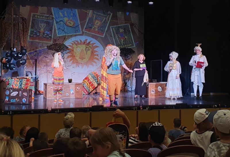 Дети из многодетных семей Севастополя посетили выступления российских театров