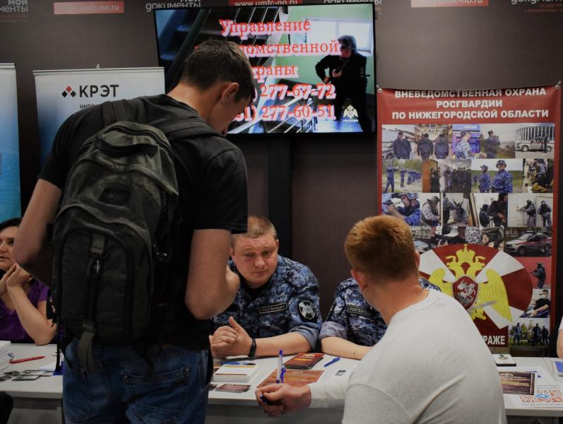 В Приволжской столице офицеры Росгвардии приняли участие в ярмарке вакансий