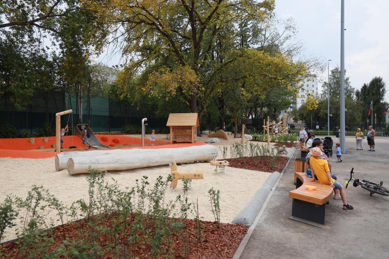 «Львенок» подарил маленьким жителям новую детскую площадку на День города