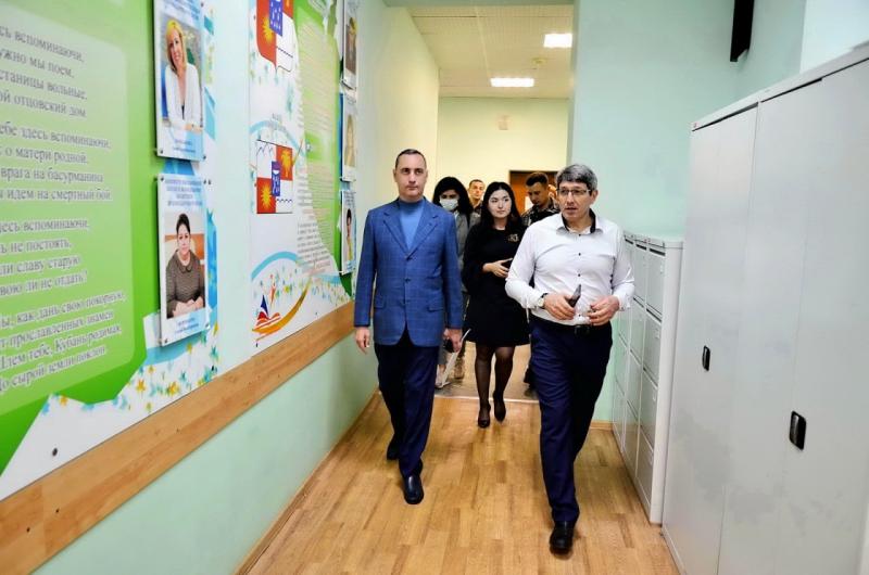 Депутат ЗСК Виктор Тепляков оказал поддержку образовательному центру Сочи для получения субсидий