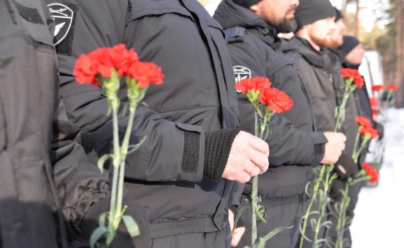 В Екатеринбурге бойцы ОМОН Росгвардии почтили память погибших товарищей