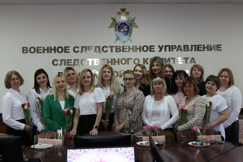 Военные следователи из Севастополя поздравили женщин с наступающим Международным женским днем