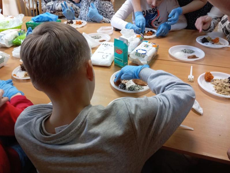 В Нижнем Новгороде волонтеры научили детей с ограниченными возможностями делать вкусные и полезные конфеты