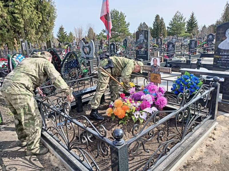 Бойцы ОМОН «Вал» провели уборку в местах захоронения боевых товарищей