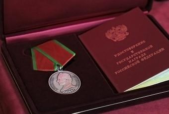 Командующий группировкой войск (сил) Росгвардии вручил государственные награды военнослужащим ведомства