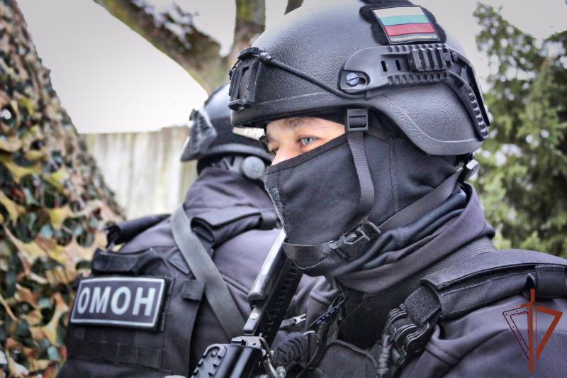 Бойцы ОМОН задержали подозреваемых в совершении уличного разбоя в Новосибирске