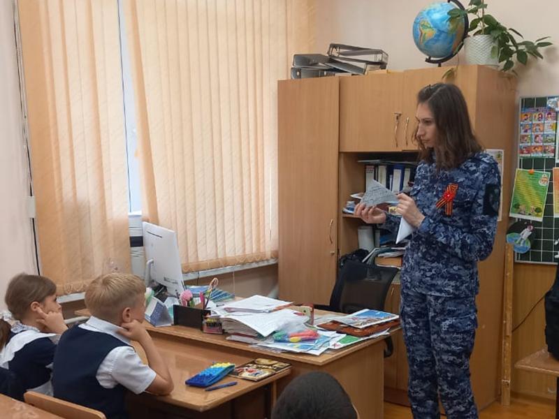 В преддверии Дня Победы сотрудники Росгвардии провели урок Мужества  для ставропольских школьников