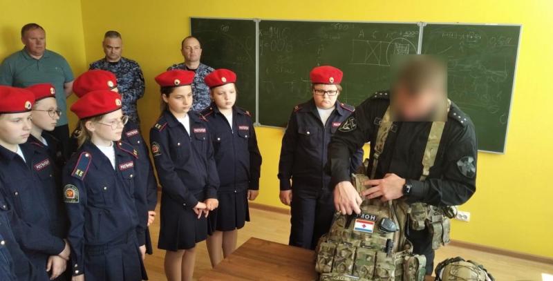 В Мордовии спецназ Росгвардии провел патриотическое мероприятие для подшефных кадет