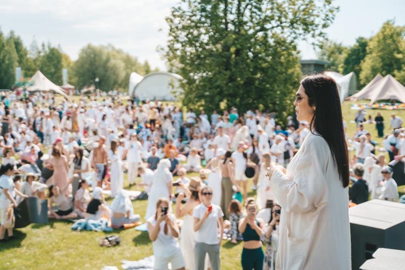 Сати Казанова провела медитацию для 1300 человек на Первом международном дне медитации