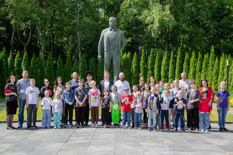 Дети подмосковных росгвардейцев посетили Центр подготовки космонавтов имени Юрия Гагарина в Звёздном городке
