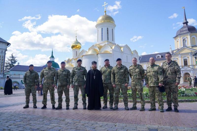 Сотрудники столичного спецназа Росгвардии посетили Троице-Сергиеву Лавру