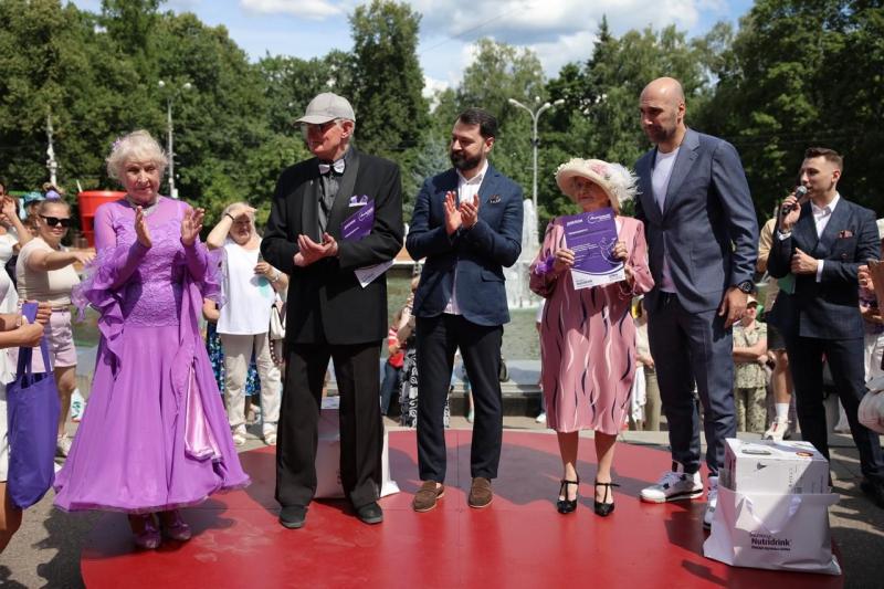Самые возрастные танцоры приняли участие в вальсе-флэшмобе в Москве