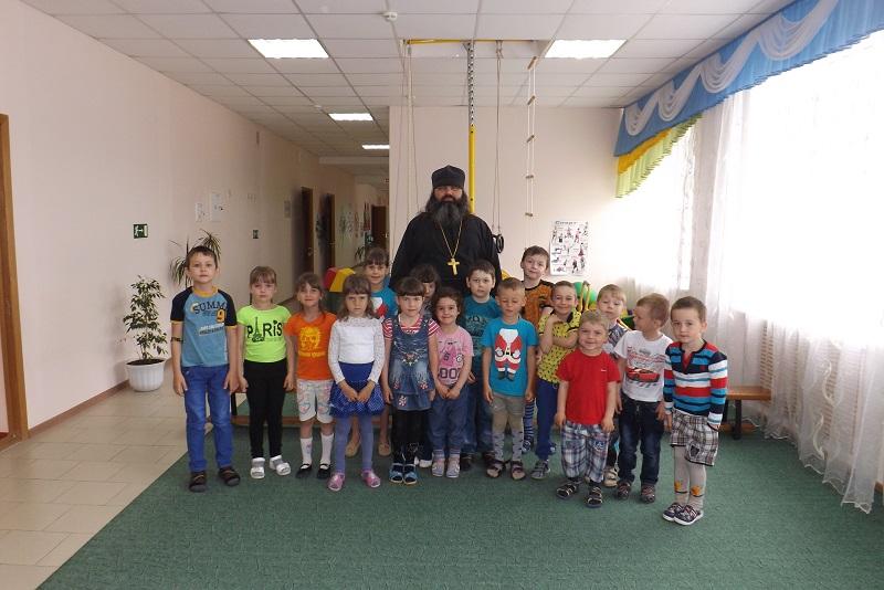 Иерей Александр Туховский посетил детский сад станицы Шумилинской